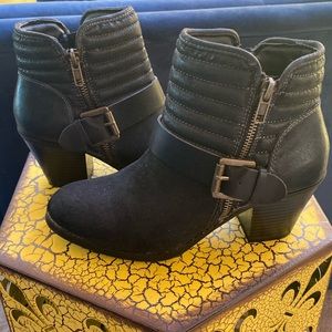 Women’s size 8 Relativity black ankle boots booties - excellent used condition
